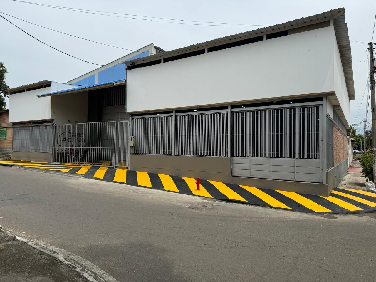 Fotografía real de la bodega principal de AC Importaciones en Avenida 4, Cúcuta